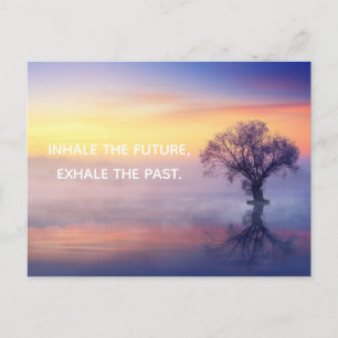 Aangepaste tekst Kalm Zen Inhale Exhale Misty Lake Briefkaart
