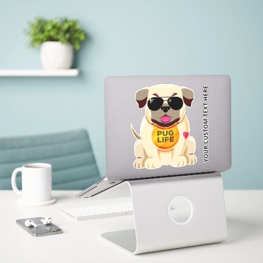 Aangepaste tekst Pug Life sticker (Laptop op bureau)