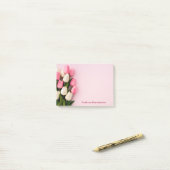 Aangepaste tekst tulpen op roze post-it® notes (Op bureau)