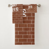 Aangepaste teksthanddoek ingesteld op Brick Wall D Bad Handdoek (Insitu)