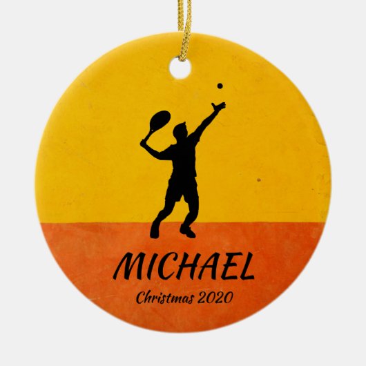 Aangepaste Tennis Player Coach Serve Yellow Xmas Keramisch Ornament (Voorkant)