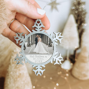 Aangepaste trouwfoto Eerste kerst als mijnheer & m Tin Sneeuwvlok Ornament