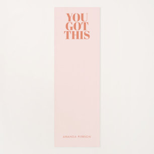 Aangepaste typografie met roze rode retro yogamat