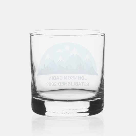 Aangepaste Winter Family Cabin Blue Snowy Mountain Whisky Glas (Achterkant)