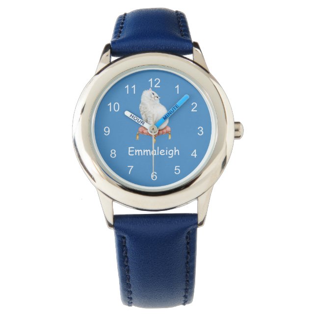 Aangepaste  witte kat zittend op kussen blauw horloge (Voorkant)