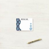 Aangepaste zwarte en blauwe bloemrand post-it® notes (Op bureau)