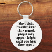 Aangezien licht sneller reist dan geluid, zijn men sleutelhanger (Voorkant)