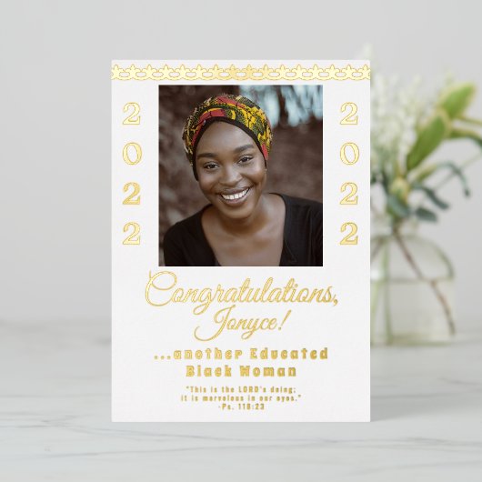 Aankondiging Afstuderen van opgeleide zwarte vrouw (Staand Voorkant)