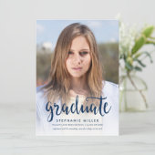 Aankondiging blauw script en rode foto-Afstuderen (Staand voorkant)