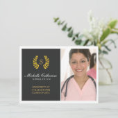 Aankondiging universitair Afstuderen zwart-wit en  (Staand voorkant)