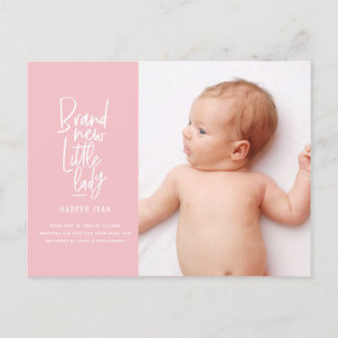 Aankondiging van geboorte door een meisje met een 