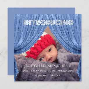 Aankondiging van geboorte met blauw gordijn