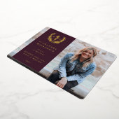 Aankondiging van het Afstuderen van Burgundy MD As (Gedraaid)