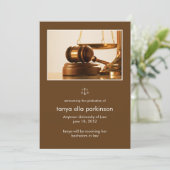 Aankondiging van het Afstuderen van Law Major Gave (Staand voorkant)