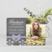 Aankondiging van het Afstuderen van Paarse Bow Cha (Staand voorkant)