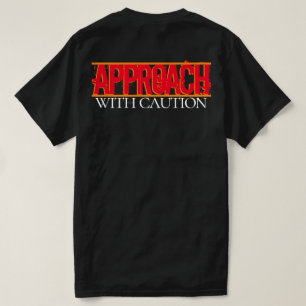 Aanpak met voorzichtig T-shirt