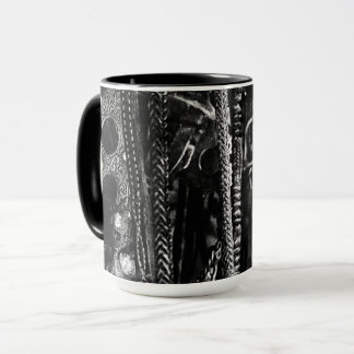 Aanpak van de mok van koffie op de muur