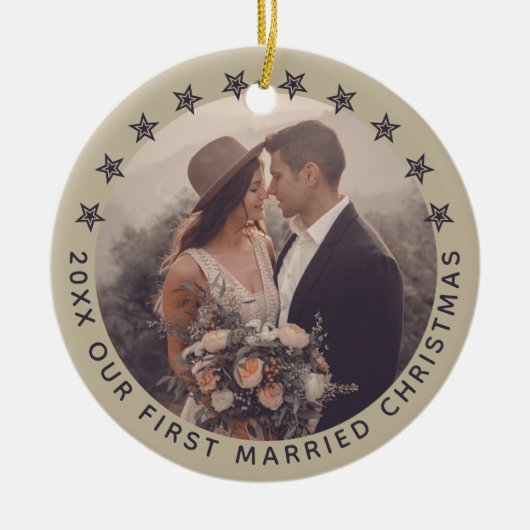 Aanpasbare Eerste Kerstmis Getrouwd Elegante Taupe Keramisch Ornament (Voorkant)