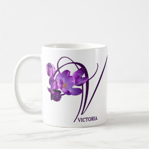 Aanpasbare Victoria naam bloemige paarse krokus Koffiemok