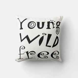 Aanpasbare "Young Wild Free" Typography Quote Kussen
