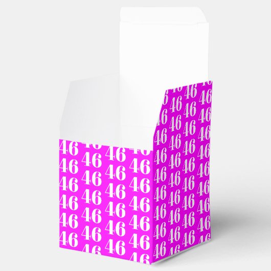 Aanpassen met nummer, initiaal monogram magenta bedankdoosjes (Geopend)