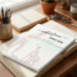 Aantekeningen van de baas van hond naam op een aan notitieblok