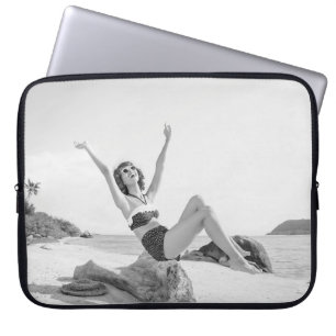 Aantrekkelijke jonge vrouw in bikini op de beachvi laptop sleeve