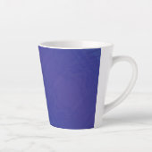 aanvaarding | Blauw Indigo Violet Shibori Patroon Latte Mok (Rechts)