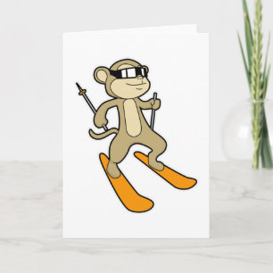 Aap als skiër met ski kaart