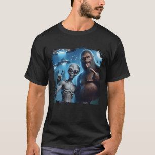 Aap en buitenaardse Sasquatch Rock op hand tekenen T-shirt