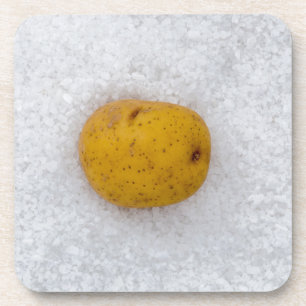 Aardappelmacro als achtergrond met zout bier onderzetter