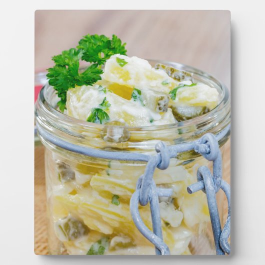Aardappelsalade in een pot op hout fotoplaat (Voorkant)