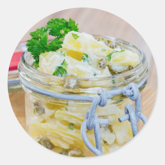 Aardappelsalade in een pot op hout ronde sticker (Voorkant)