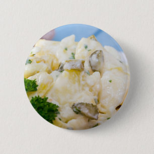 Aardappelsalade met worst en mosterd ronde button 5,7 cm