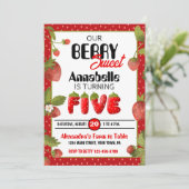 Aardbei Vijf Verjaardagsfeestuitnodiging Kaart (Staand voorkant)