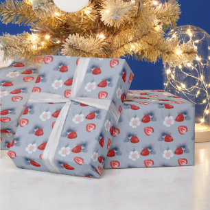Aardbeien, Bloemen, Bladeren op Lichtblauw Cadeaupapier