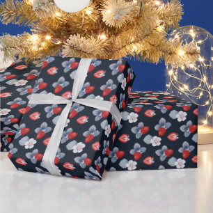 Aardbeien, Bloemen, Bladeren Op Marineblauw Cadeaupapier