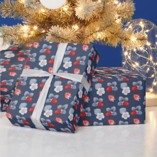 Aardbeien, Bloemen, Bladeren Tegen Donkerblauw Cadeaupapier