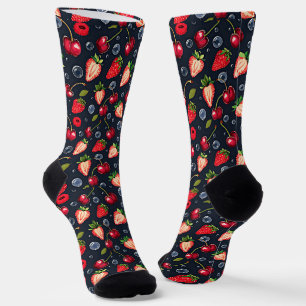 Aardbeien en kersen op een donkere achtergrond sokken