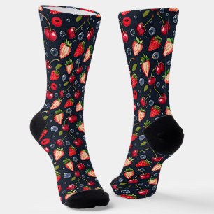 Aardbeien en kersen op een donkere achtergrond sokken
