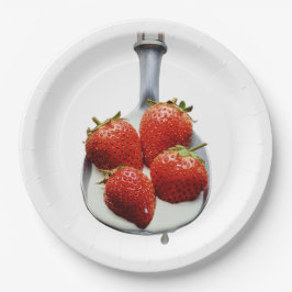 Aardbeien en room. papieren bordje