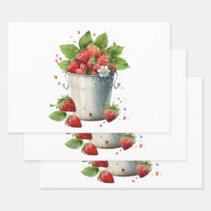 Aardbeien in een emmer inpakpapier vel