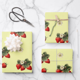 Aardbeien inpakpapier met bloesem op geel vel