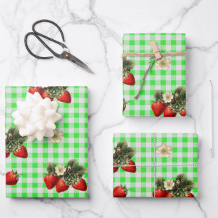 Aardbeien inpakpapier op groene geruite stof vel