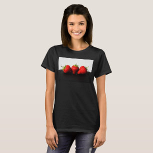 Aardbeien op wit boven zwart weefsel t-shirt