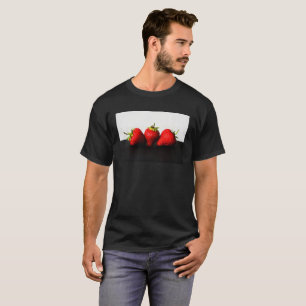 Aardbeien op wit boven zwarte Mannen T-shirt