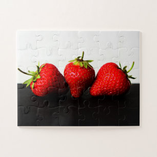 Aardbeien op wit over zwart 11x14 30pc jpcnm legpuzzel