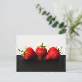 Aardbeien op wit over zwart pccna briefkaart (Staand voorkant)