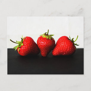Aardbeien op wit over zwart pccna briefkaart