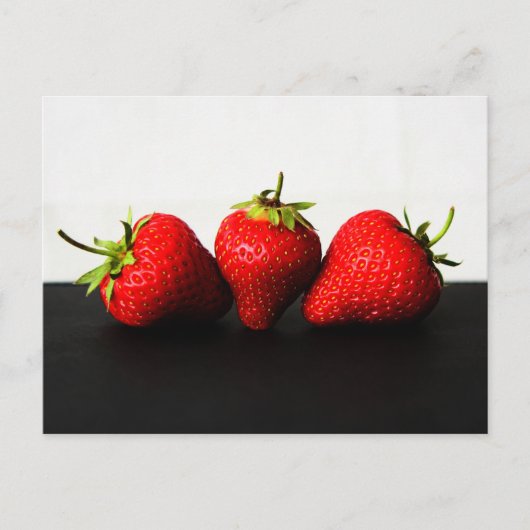 Aardbeien op wit over zwart pccna briefkaart (Voorkant)